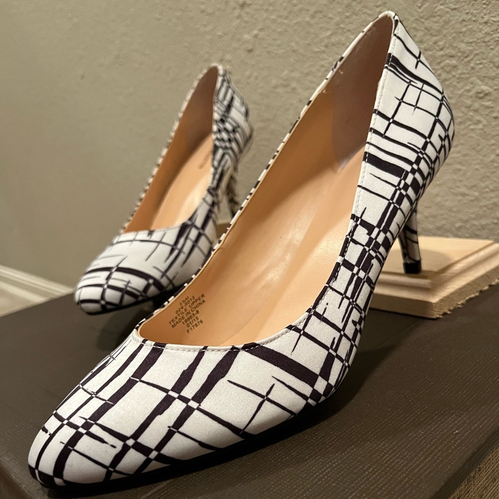 liz claiborne kitten pumps black and white size 5 1/2